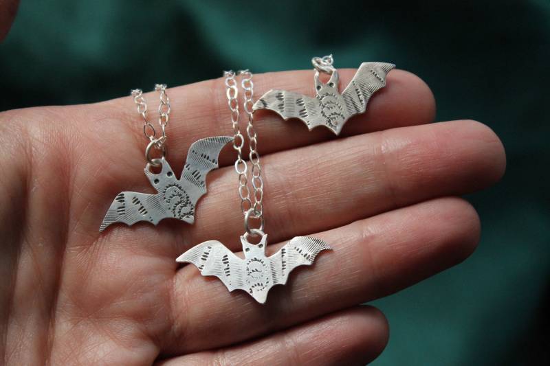 Silber Fledermaus Charm Halskette, Handgemacht Silber Fledermaus Charm Halskette, Handgemacht von ThroughTheDarkWoods