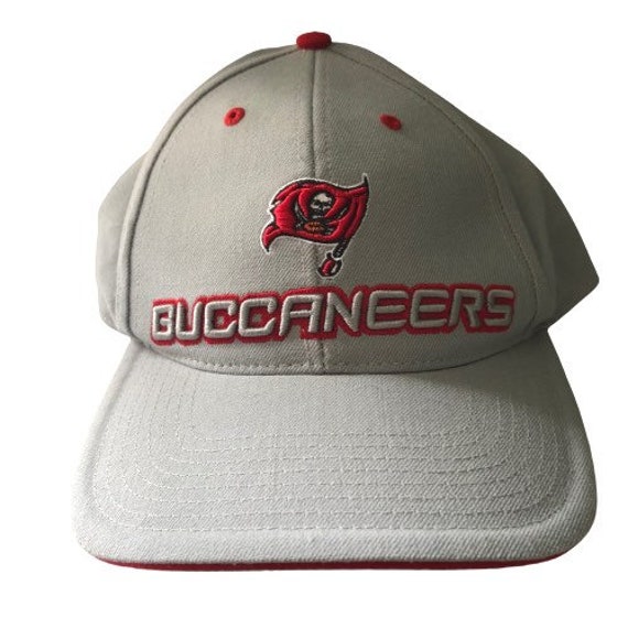 Neu Mit Etikett Vintage Tampa Bay Buccaneers Taillierter Hut Neu Mit Etikett Vintage Tampa Bay Buccaneers Taillierter Hut von ThrowbackChampions