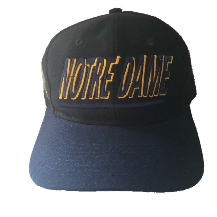 Vintage Notre Dame Snapback Ajd Hut Vintage Notre Dame Snapback Ajd Hut von ThrowbackChampions