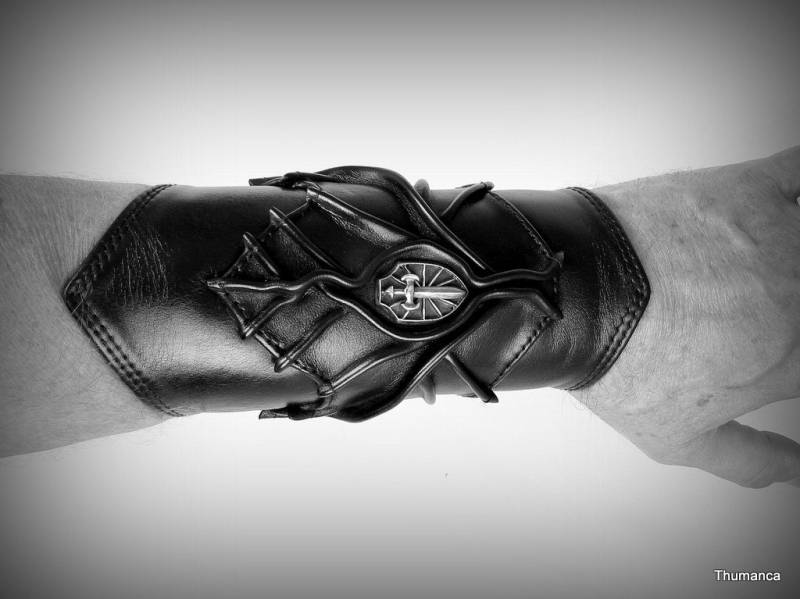 Leder - Armschiene Armstulpe Für Männer Und Frauen Mit Schwert Schild Handgemachtes Unikat Hochwertiges Material Ausführung von Thumanca