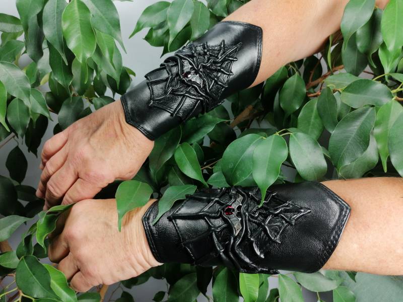 Leder - Armschienen Armstulpenpaar Für Männer Und Frauen Mit 925 Silber-Bat-Granat-Emblem Unikate Hochwertige Handarbeit Leder - Armschienen Armstulpenpaar Für Männer Und Frauen Mit 925 Silber-Bat-Granat-Emblem Unikate Hochwertige Handarbeit von Thumanca