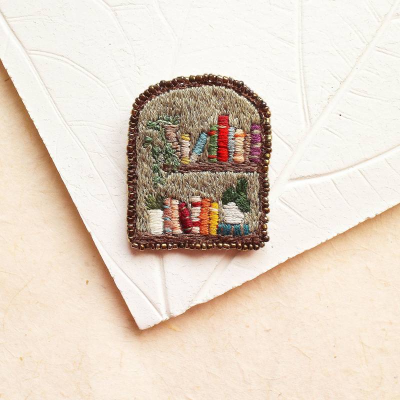 Bücherwurm Brosche Bibliophile Pflanzenliebhaber Anstecknadel von ThursdayCraftLove