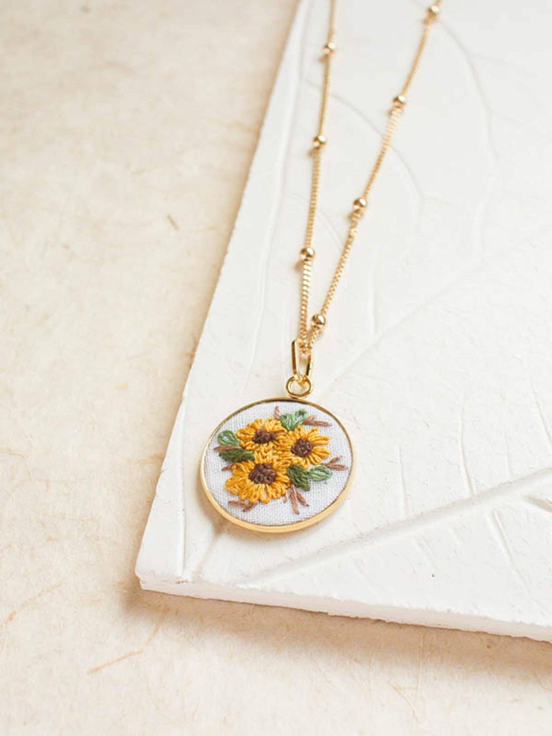 Handgemachte Bestickte Sonnenblume Halskette Gelbe Blumen Stickerei Gold Anhänger Handgemachte Bestickte Sonnenblume Halskette Gelbe Blumen Stickerei Gold Anhänger von ThursdayCraftLove