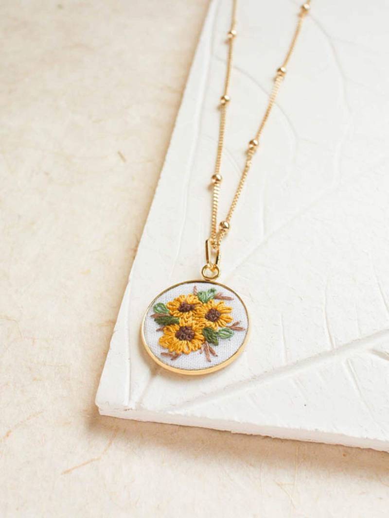 Handgemachte Bestickte Sonnenblume Halskette Gelbe Blumen Stickerei Gold Anhänger Handgemachte Bestickte Sonnenblume Halskette Gelbe Blumen Stickerei Gold Anhänger von ThursdayCraftLove