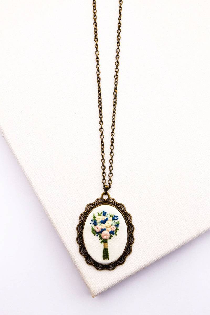 Handgestickte Blumenstrauß-Halskette von ThursdayCraftLove