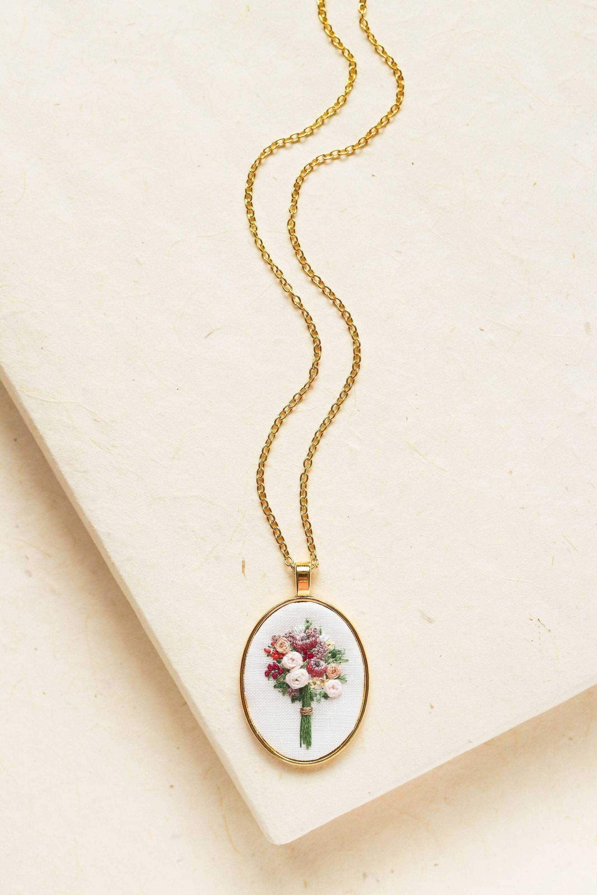 Handgestickte Blumenstrauß-Halskette Benutzerdefinierter Blumenanhänger Handgestickte Blumenstrauß-Halskette Benutzerdefinierter Blumenanhänger von ThursdayCraftLove