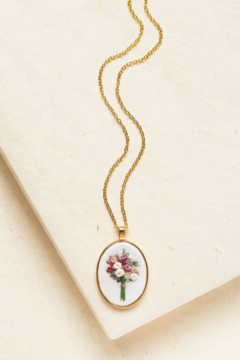 Handgestickte Blumenstrauß-Halskette Benutzerdefinierter Blumenanhänger Handgestickte Blumenstrauß-Halskette Benutzerdefinierter Blumenanhänger von ThursdayCraftLove