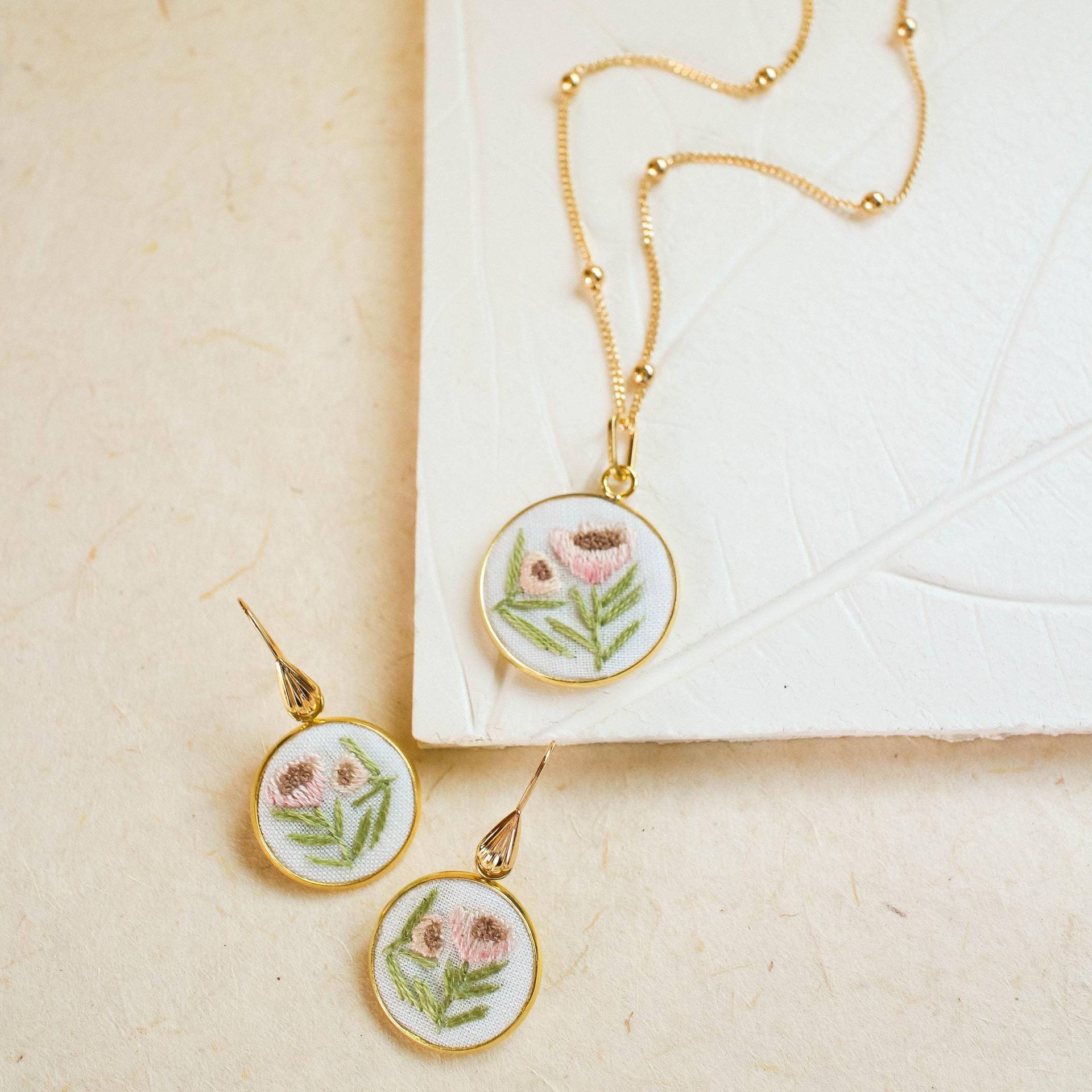 Handgestickte Rosa Blume Schmuck Set Halskette Und Ohrringe Handgestickte Rosa Blume Schmuck Set Halskette Und Ohrringe von ThursdayCraftLove