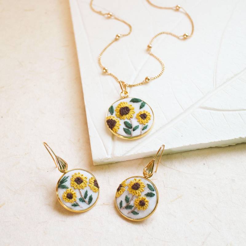 Handgestickte Sonnenblume Schmuckset Gold Halskette Und Ohrhänger Handgestickte Sonnenblume Schmuckset Gold Halskette Und Ohrhänger von ThursdayCraftLove