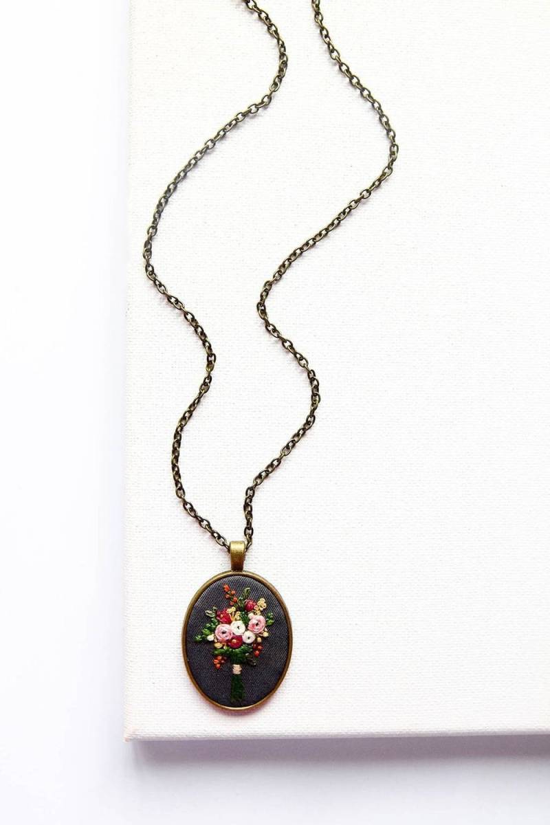 Gestickte Wildblumen Bouquet Halskette Handgemachter Blumenanhänger von ThursdayCraftLove