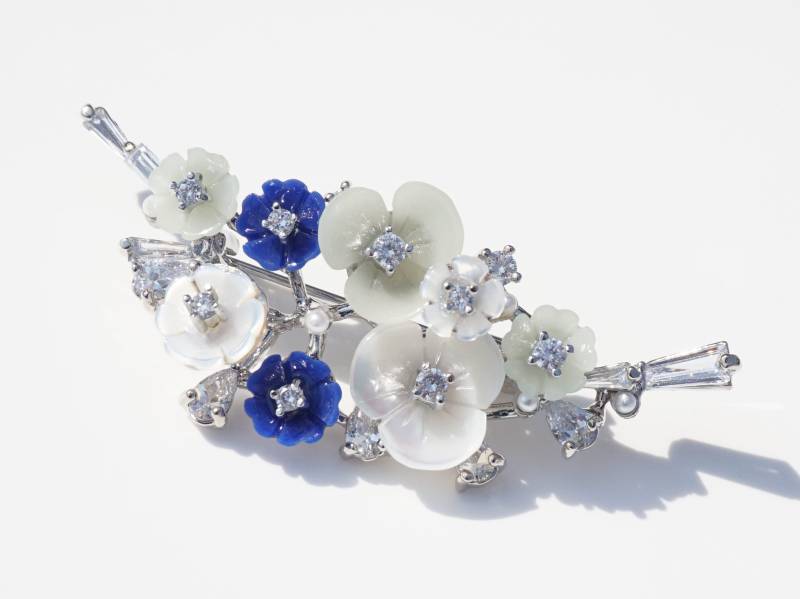 Florale Perlmutt Brosche. Blumenstrauß Blumen-Brosche. Hochzeitsbrosche. Hochzeitsgeschenk. Sommerliche Brautjungfer Geschenk. Blaue von Thursdayvibes
