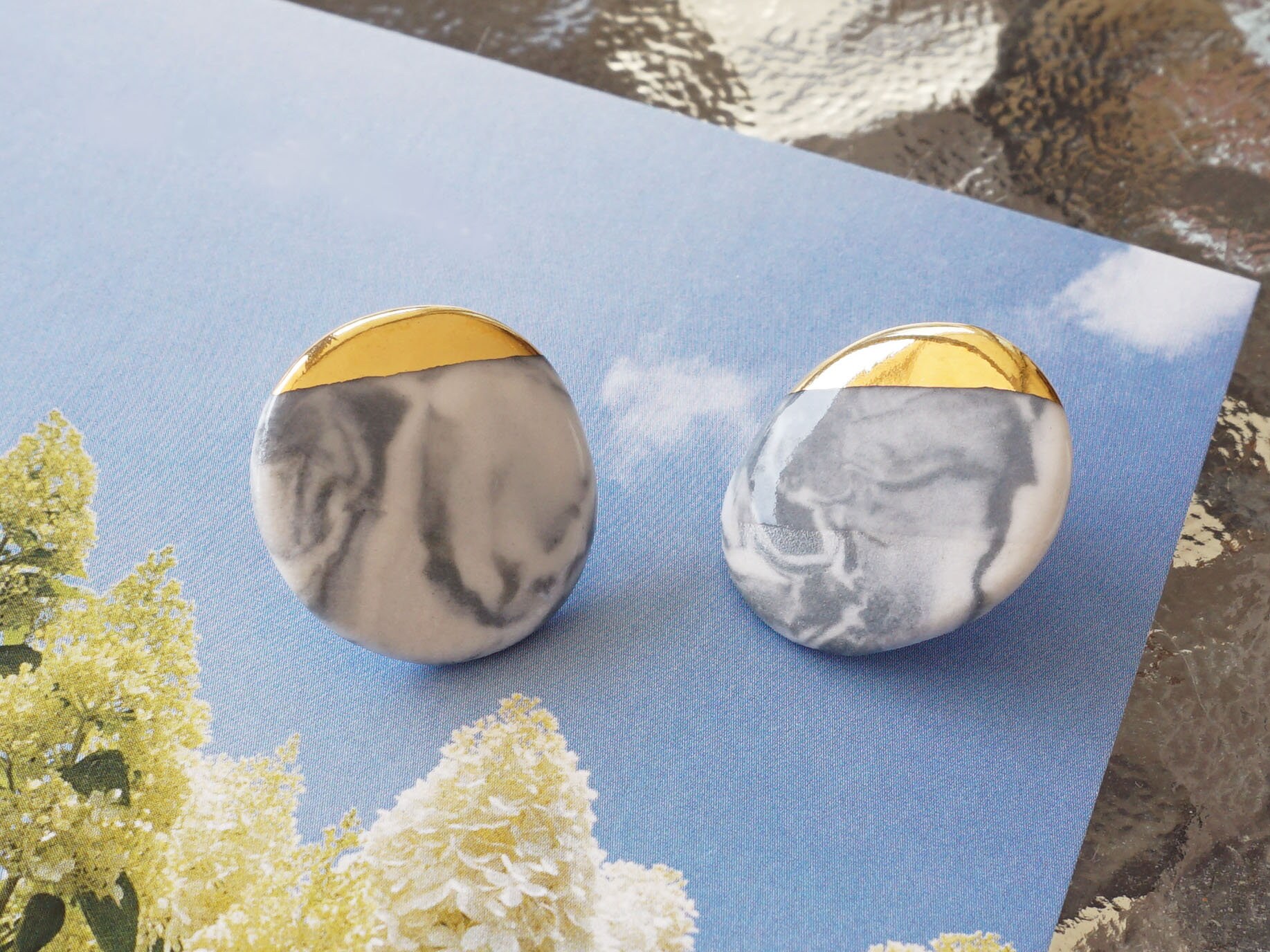 Marmorierte Keramikohrringe. Keramik Goldene Ohrringe. Brautjungfer Brautschmuck. Pebble Marmor Porzellan Marmorierte Keramikohrringe. Keramik Goldene Ohrringe. Brautjungfer Brautschmuck. Pebble Marmor Porzellan von Thursdayvibes