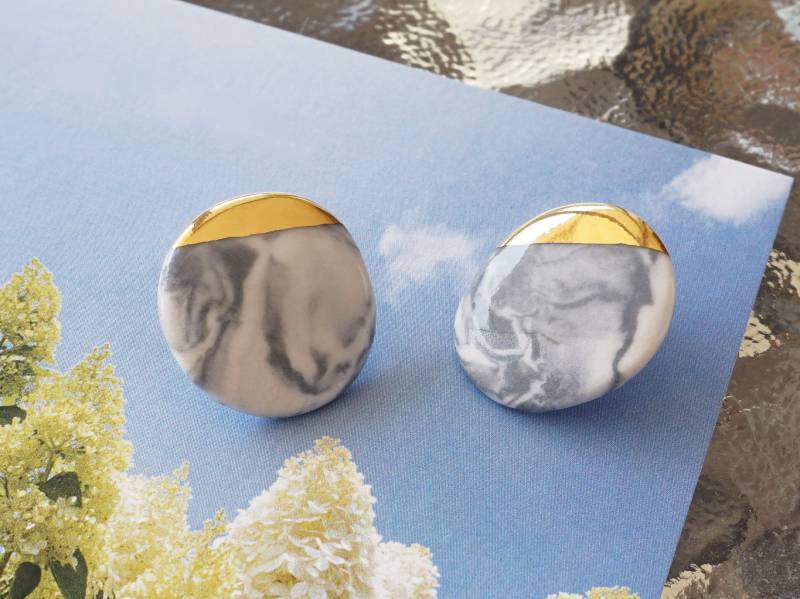 Marmorierte Keramikohrringe. Keramik Goldene Ohrringe. Brautjungfer Brautschmuck. Pebble Marmor Porzellan Marmorierte Keramikohrringe. Keramik Goldene Ohrringe. Brautjungfer Brautschmuck. Pebble Marmor Porzellan von Thursdayvibes