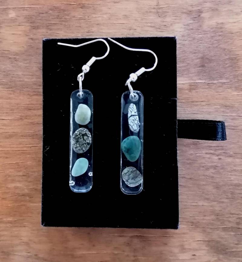 Sea Pebble Serpentin Ohrringe Monterosso Cinque Terre Collection Resin Dangly Grün von ThymeAndFeather