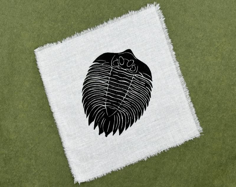 Trilobit Fossil Aufnäher | Original Handgemachter Gestempelter Thymian & Weltraum Design von ThymeAndSpaceDesign