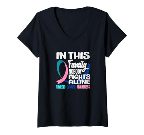 Damen In Dieser Familie kämpft niemand alleine gegen Schilddrüsenkrebs — Bewusstsein T-Shirt mit V-Ausschnitt von Thyroid Cancer Awareness Apparel, Gifts, Gift Idea