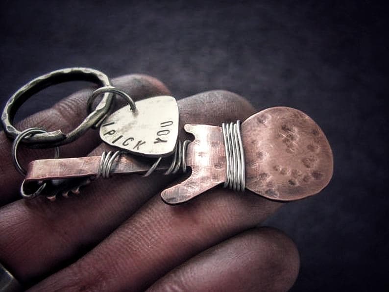 Gitarrenplektrum-Schlüsselanhänger, Personalisierter Herren-Schlüsselanhänger, Handgestempelter Gitarrenplektrum-Schlüsselanhänger Aus Metall von TiViArt