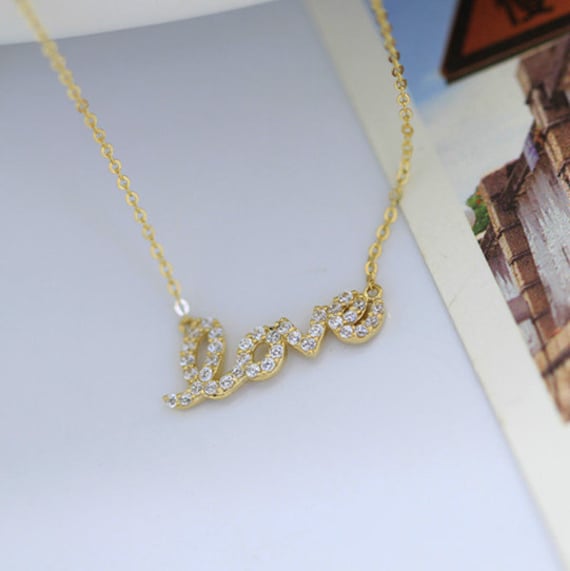 14K Solid Gold Funkeln Mikro Pave Zirkonia Love Script Anhänger Halskette Lovcz-N1008 14K Solid Gold Funkeln Mikro Pave Zirkonia Love Script Anhänger Halskette Lovcz-N1008 von TiaJewel