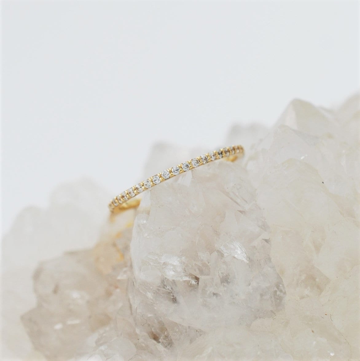 Funkelnder Dünner Eternity-Ring Aus 14K-Gold Mit Winzigem Künstlichen Diamanten, Zarter Stapelring, Etnf-Czr1004 von TiaJewel