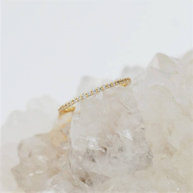 Funkelnder Dünner Eternity-Ring Aus 14K-Gold Mit Winzigem Künstlichen Diamanten, Zarter Stapelring, Etnf-Czr1004 von TiaJewel