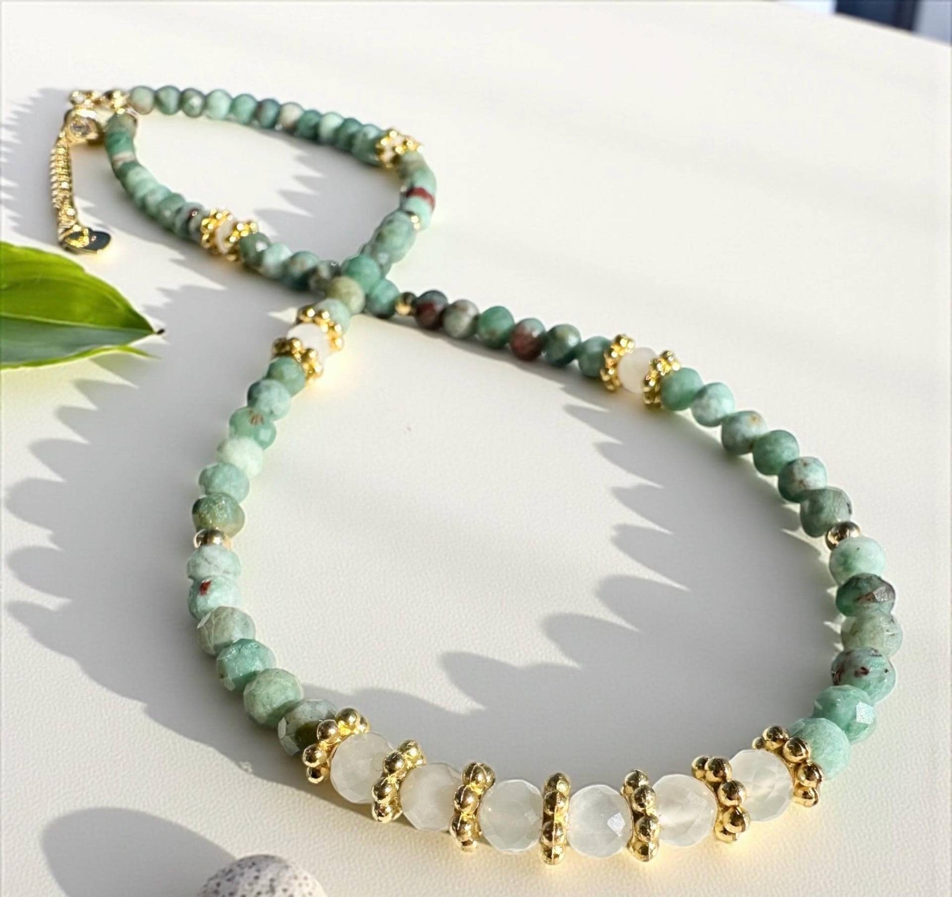 Elegante Chrysokoll Und Weiße Opal Halskette, 18K Vergoldete Schmuck, Natürliche Edelstein Halskette Für Frauen, Heilendes Kristall Schmuck Geschenk von TiagoraJewellery