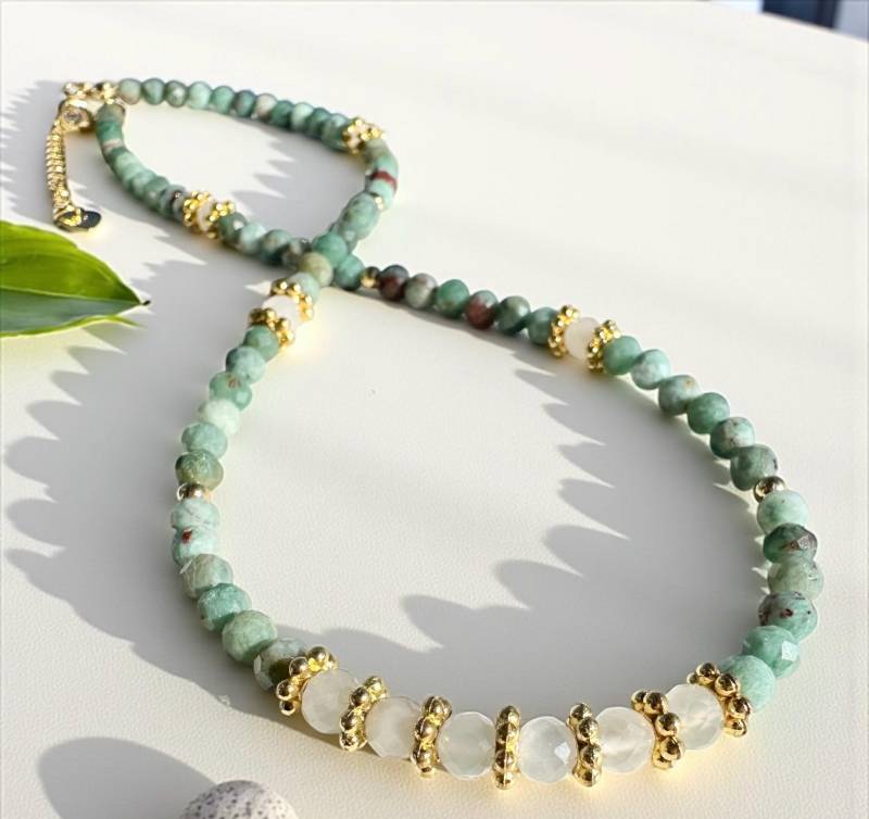Elegante Chrysokoll Und Weiße Opal Halskette, 18K Vergoldete Schmuck, Natürliche Edelstein Halskette Für Frauen, Heilendes Kristall Schmuck Geschenk von TiagoraJewellery