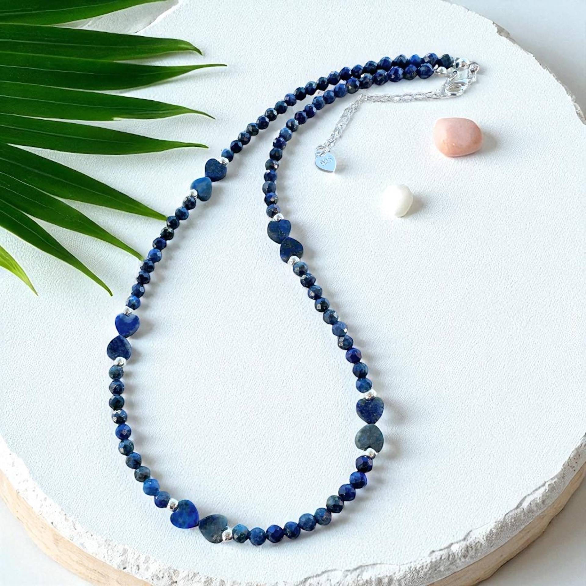 Handgefertigte Lapis Lazuli Halskette Herz Akzente, Versilbert, Eleganter Schmuck Handgefertigte Lapis Lazuli Halskette Herz Akzente, Versilbert, Eleganter Schmuck von TiagoraJewellery