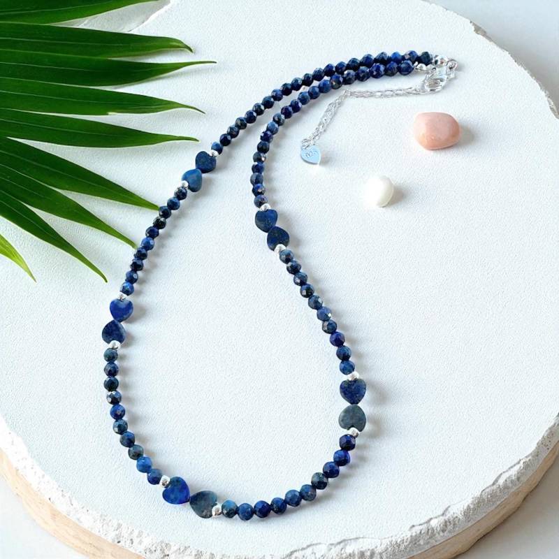 Handgefertigte Lapis Lazuli Halskette Herz Akzente, Versilbert, Eleganter Schmuck von TiagoraJewellery