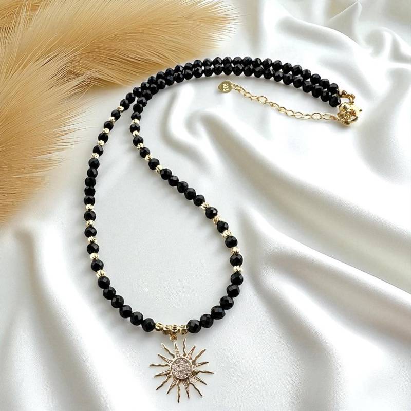 Schwarzer Onyx Halskette Mit Sonnen Anhänger, 18K Vergoldete Perlen, Handgefertigter Edelstein Schmuck, Elegantes Luxus Geschenk Für Sie von TiagoraJewellery