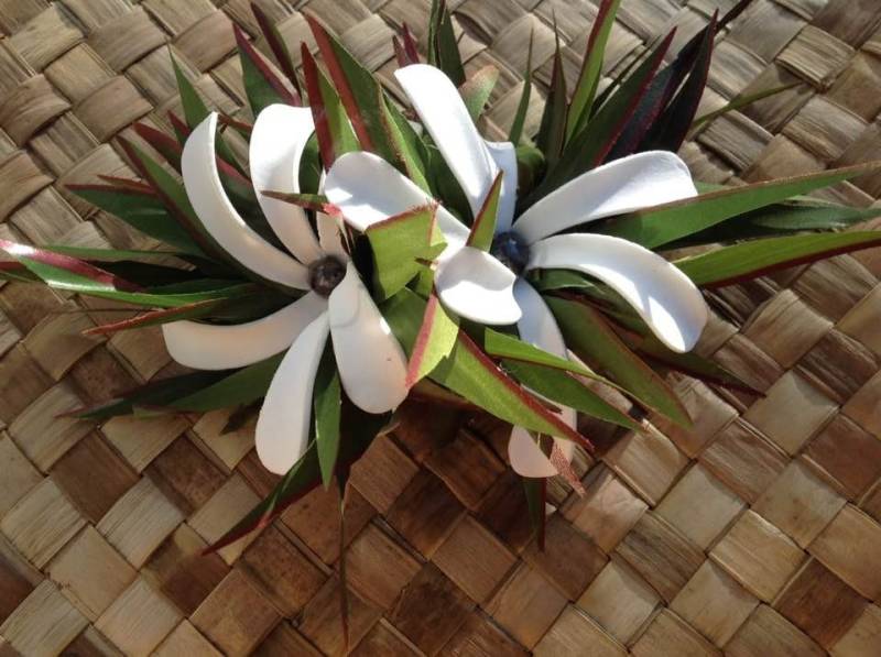 Hawaiian Style Foam Tiare-Blume Mit 12 Mm - 15 Großen Schwarzen Perlen. Vervollkommnen Sie Für Bräute, Hochzeitsblume, Brautjungfern-Haar von TiareOPatitifa