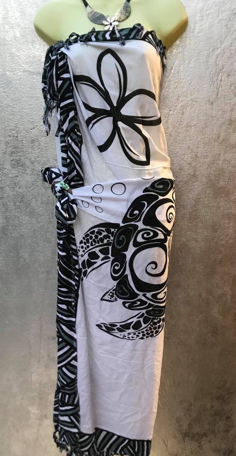 Hawaiian Weiß Und Schwarz Blumen & Meeresschildkröte Print Sarong, Wrap, Pareu Oder Pareo von TiareOPatitifa