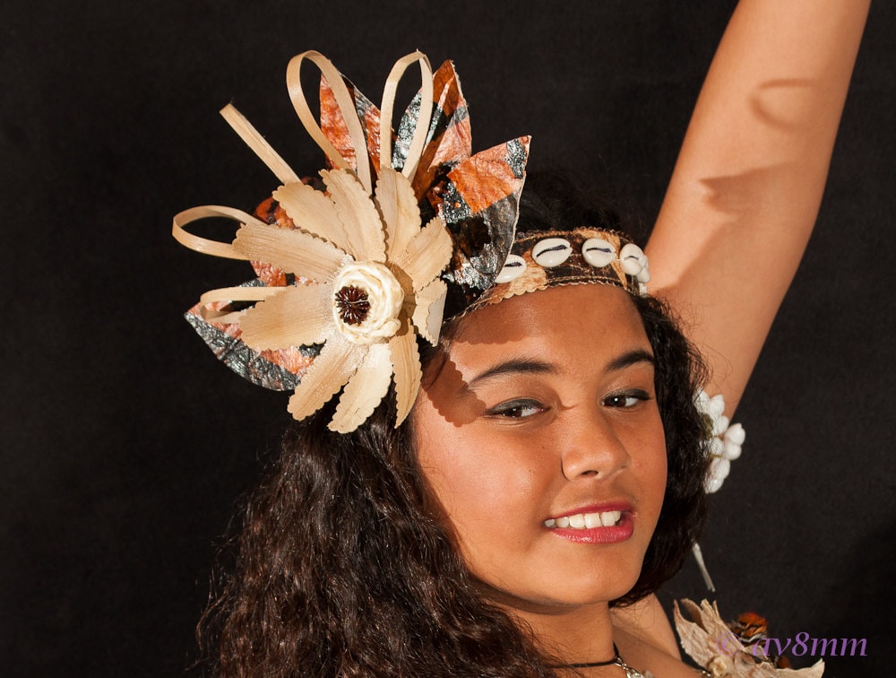 Tapa Cloth Lauhala Flower Headpiece, Tahitian-Cook-Inseln Kostüm von TiareOPatitifa