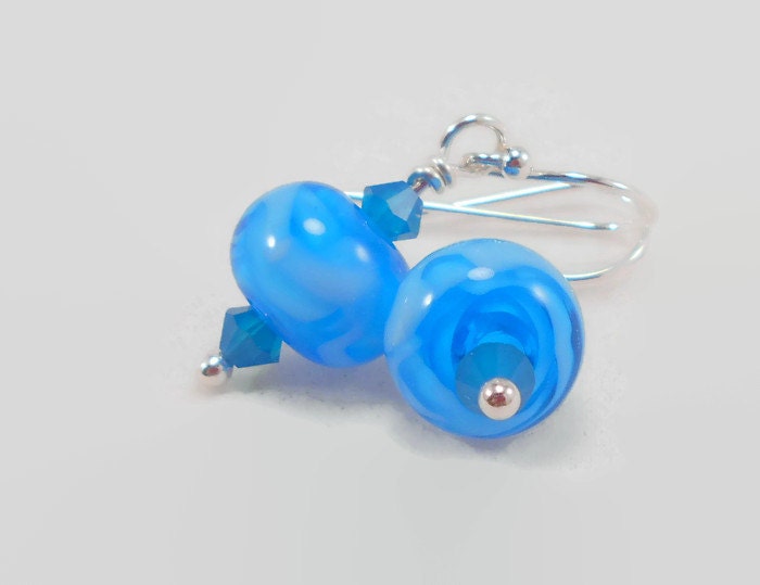 Lampwork Ohrringe, Crystal Dangle Blue Swirl Handgefertigte Damen-Mode-Schmuck, Sterling Silber Blau Perlen Ohrringe von TiazasTreasures