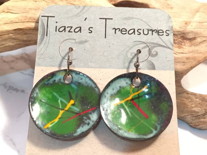 Rustikale Grünen Emaille Ohrringe, Runde Kupfer Farbe Gestreift Helle Grün Emaillierte Scheibe Ohrringe Auf Rotguss Silbernen Drähten von TiazasTreasures