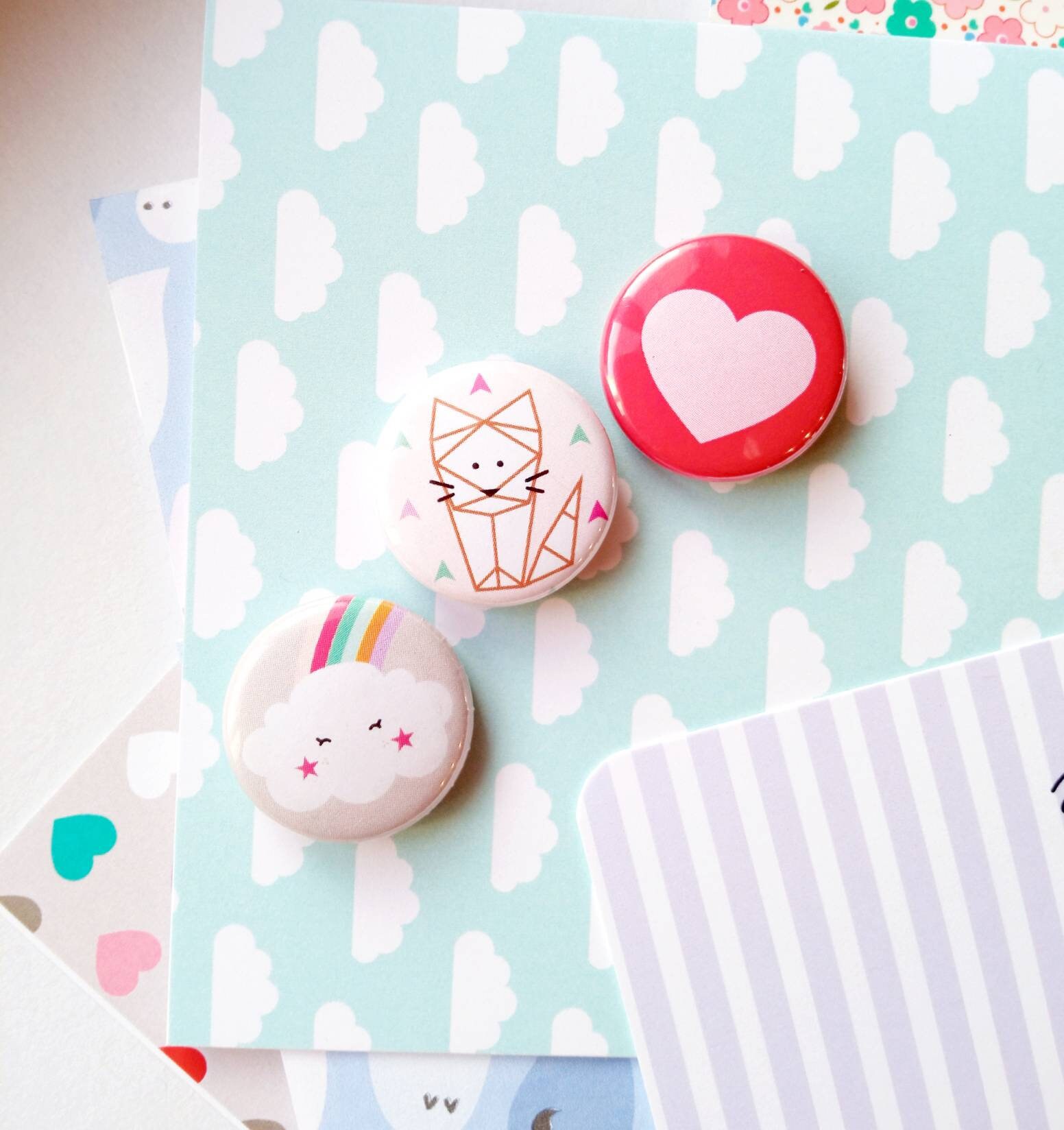 Anstecker, 25mm Katze, Herz, Regenbogen, Kleines Geschenk, Kinderbrosche, Pastell, Modeaccessoire, Mantel, Schulranzen, Kawaii, Geburtstag Anstecker, 25mm Katze, Herz, Regenbogen, Kleines Geschenk, Kinderbrosche, Pastell, Modeaccessoire, Mantel, Schulranzen, Kawaii, Geburtstag von Tiboudpapier