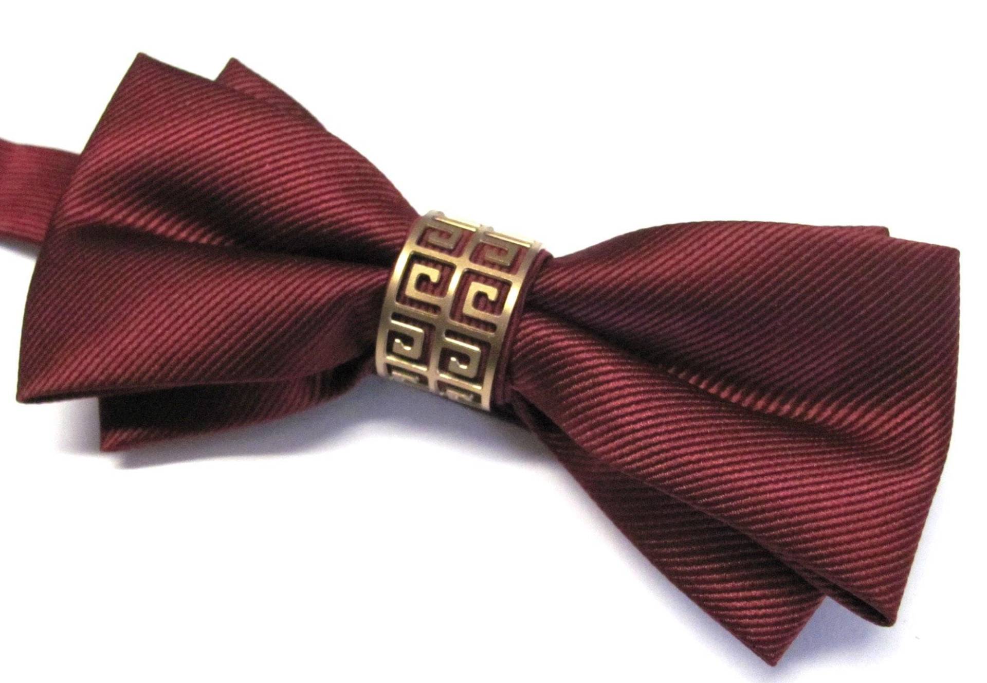 Burgundy Gestreifte Fliege Mit Austauschbaren Gold Und Silber Metall Ring Knoten Abdeckung von TieObsessed