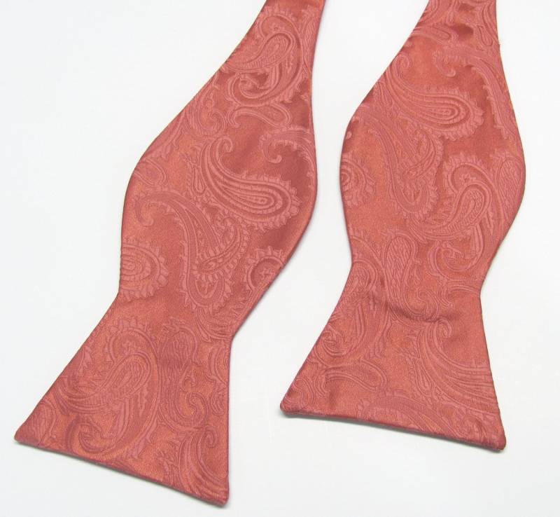 Free Style Herren Fliege. Coral Paisley Self Tie Bowties Mit Passender Einstecktuch-Option von TieObsessed