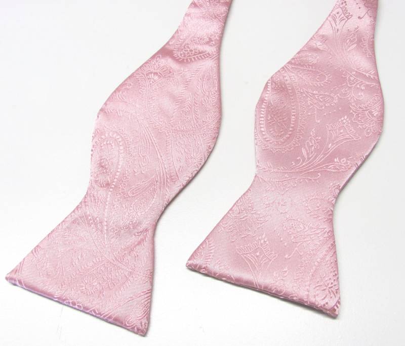 Free Style Herren Fliege. Dusty Pink Paisley Fliege Mit Passender Taschenquadrat Option von TieObsessed