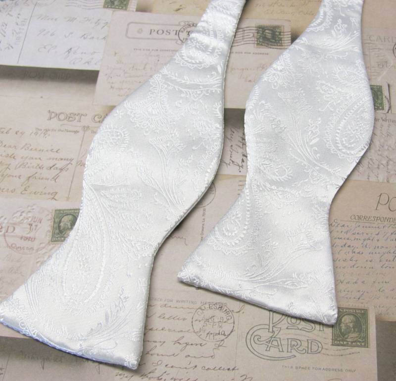 Free Style Herren Fliege. Elfenbeinfarbene Paisley-Fliege Zum Selbstbinden Mit Einstecktuch-Option von TieObsessed