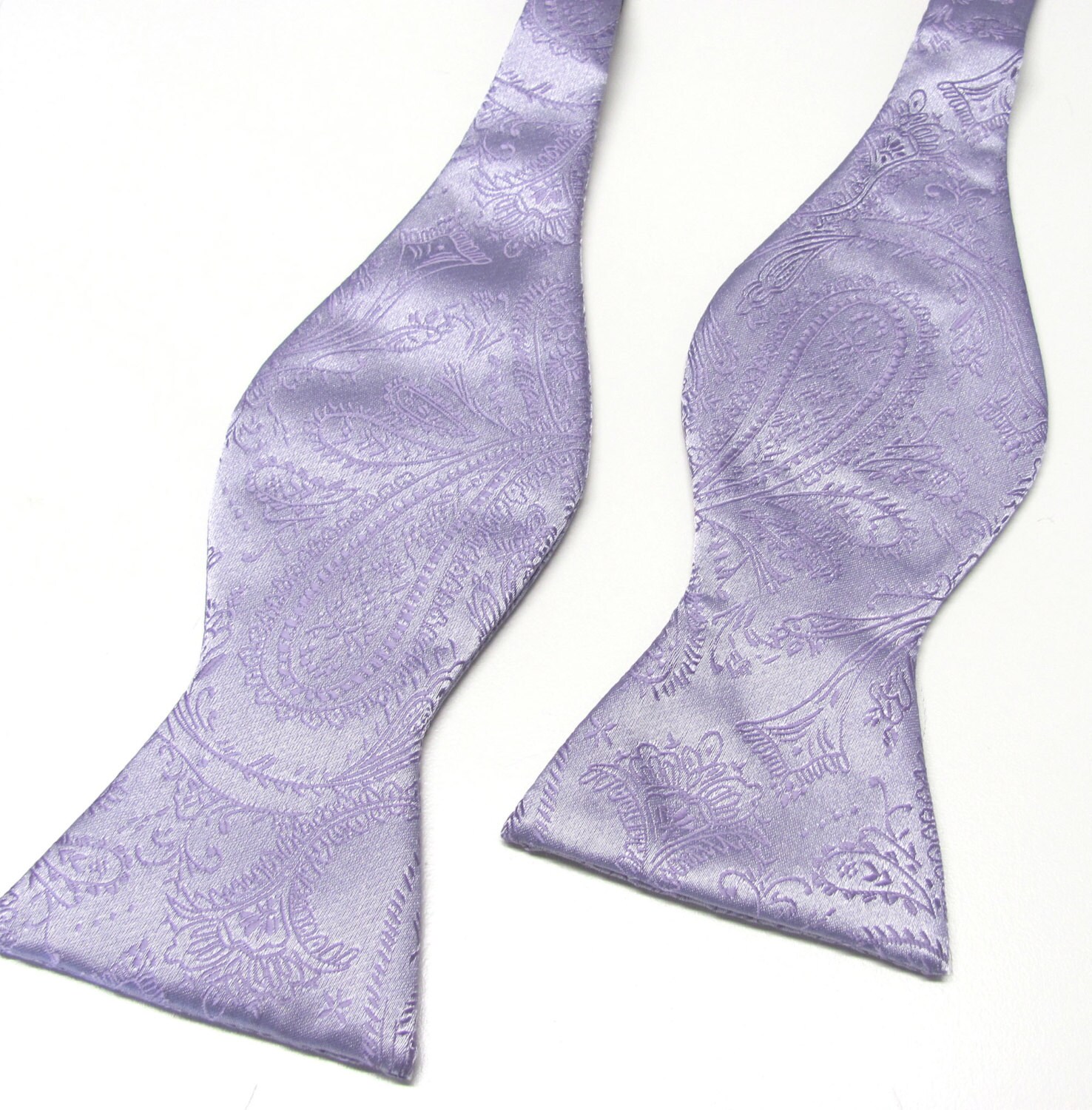 Free Style Herren Fliege. Lavendel Paisley Selbstbindende Fliege Mit Einstecktuch Option von TieObsessed