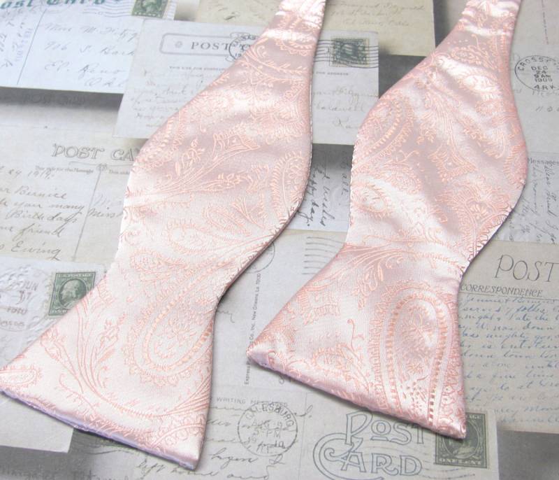 Free Style Herren Fliege. Leichte Pfirsich Paisley Selbst Krawatte Fliege Mit Passenden Pocket Square Option von TieObsessed