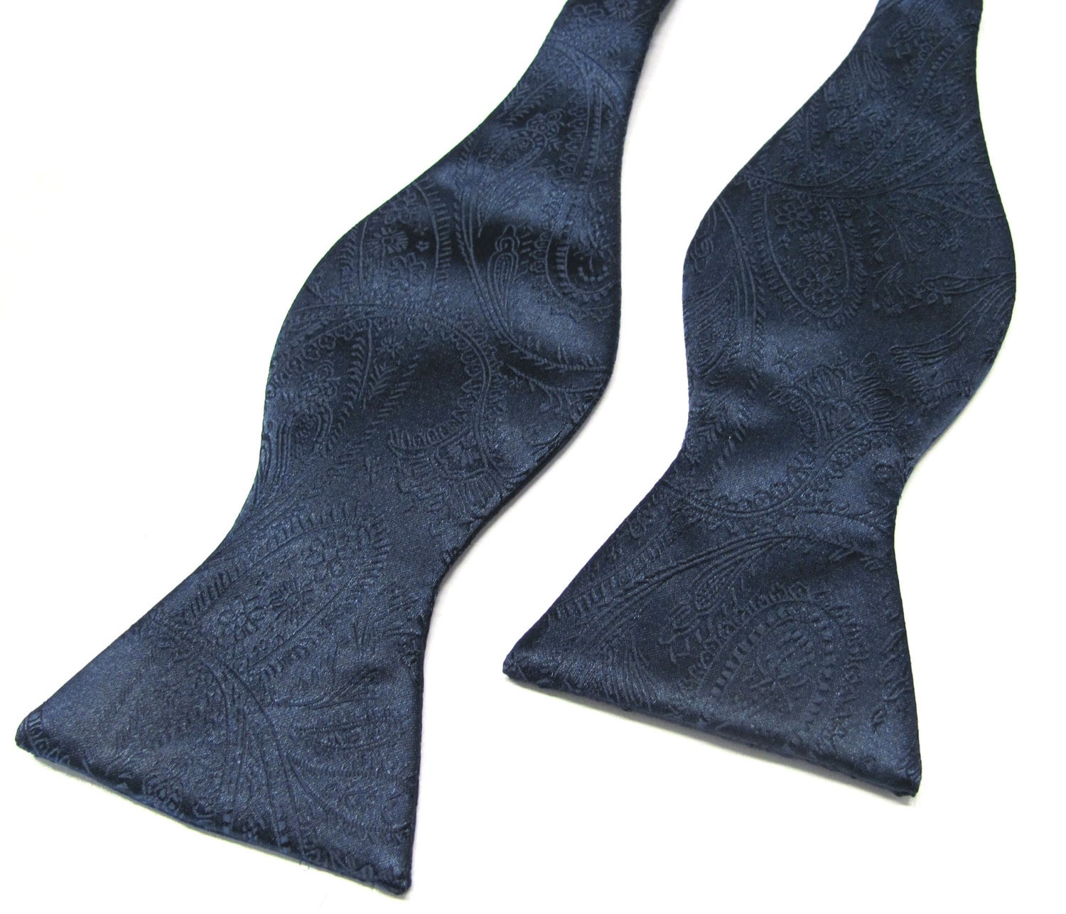 Free Style Herren Fliege. Marineblaue Paisley-Selbstbindungsfliege Mit Passender Einstecktuch-Option von TieObsessed