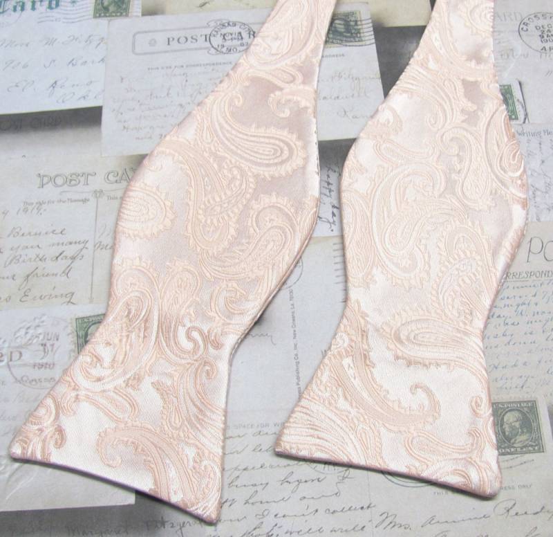 Free Style Herren Fliege. Pastell Pfirsich Blass Apricot Paisley Selbstkrawattenfliege Mit Passender Taschenquadrat Option Free Style Herren Fliege. Pastell Pfirsich Blass Apricot Paisley Selbstkrawattenfliege Mit Passender Taschenquadrat Option von TieObsessed