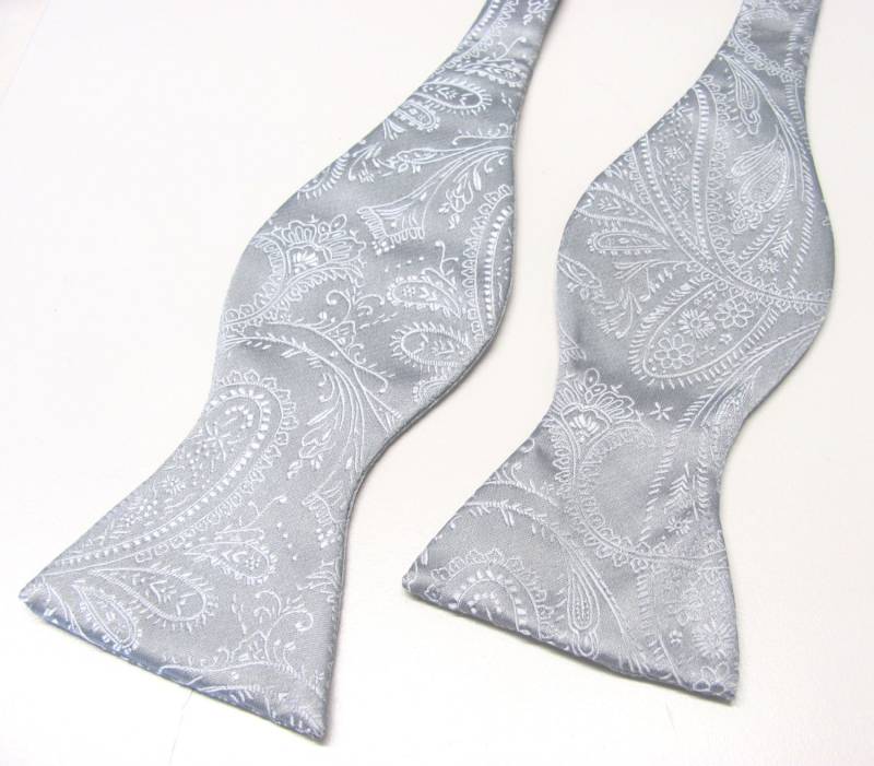 Free Style Herren Fliege. Silbergraue Paisley Fliege Mit Passender Taschenquadrat Option von TieObsessed
