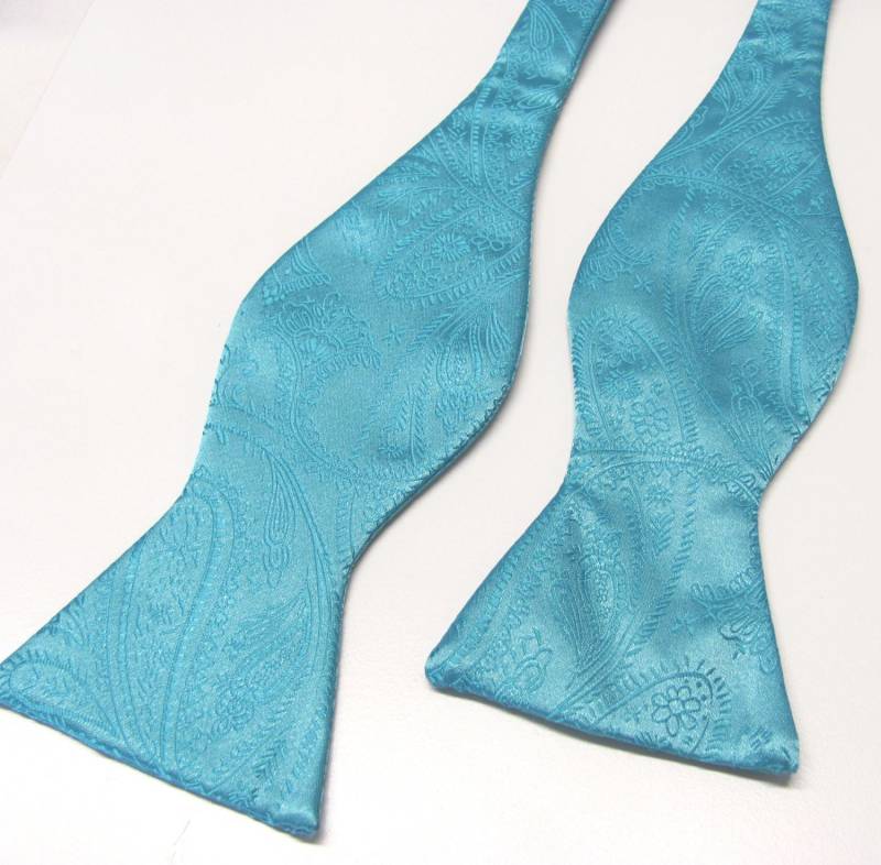 Free Style Herren Fliege. Türkis-Blaue Paisley-Fliege Zum Selbstbinden Mit Passender Einstecktuch-Option von TieObsessed