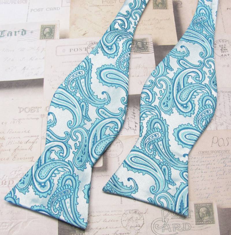 Free Style Herren Fliege. Türkis Paisley Selbstkrawatten-Fliege Mit Passender Taschen-Quadrat-Option von TieObsessed