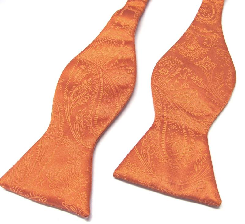Free Style Herren Fliege. Verbranntorange Paisley Selbst Krawatte Fliege Mit Passenden Pocket Square Option von TieObsessed