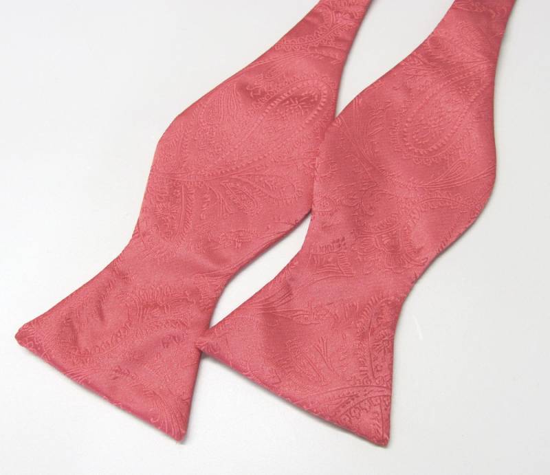 Freien Stil Herrenfliege. Koralle Paisley Selbst Binden Fliege Mit Passendem Einstecktuch Option von TieObsessed