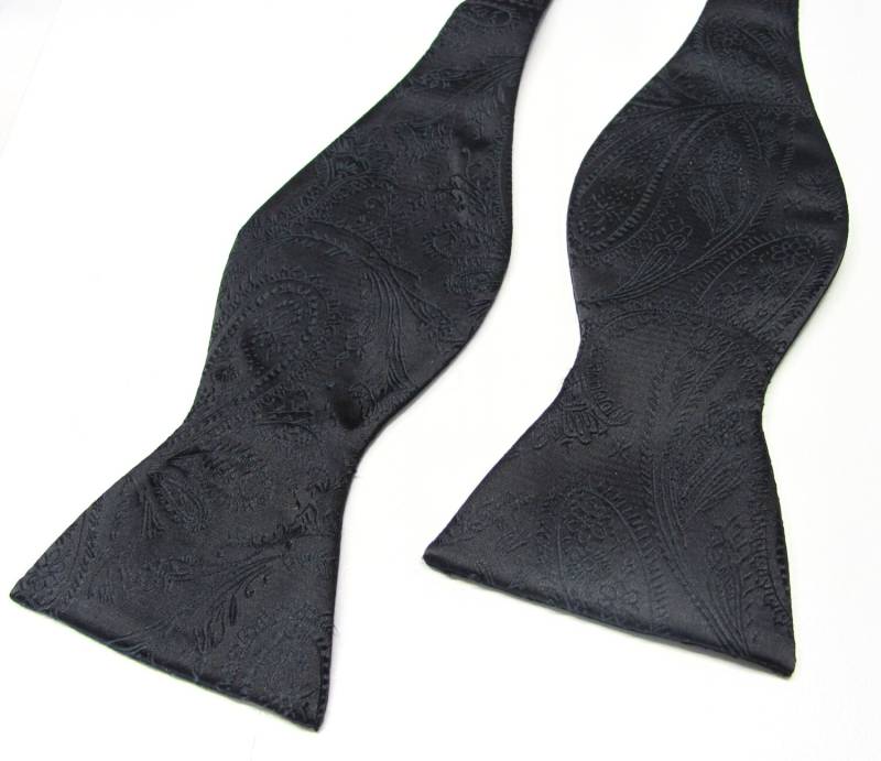 Freien Stil Herrenfliege. Paisley Schwarz Selbst Binden Fliege Mit Passendem Einstecktuch Option von TieObsessed