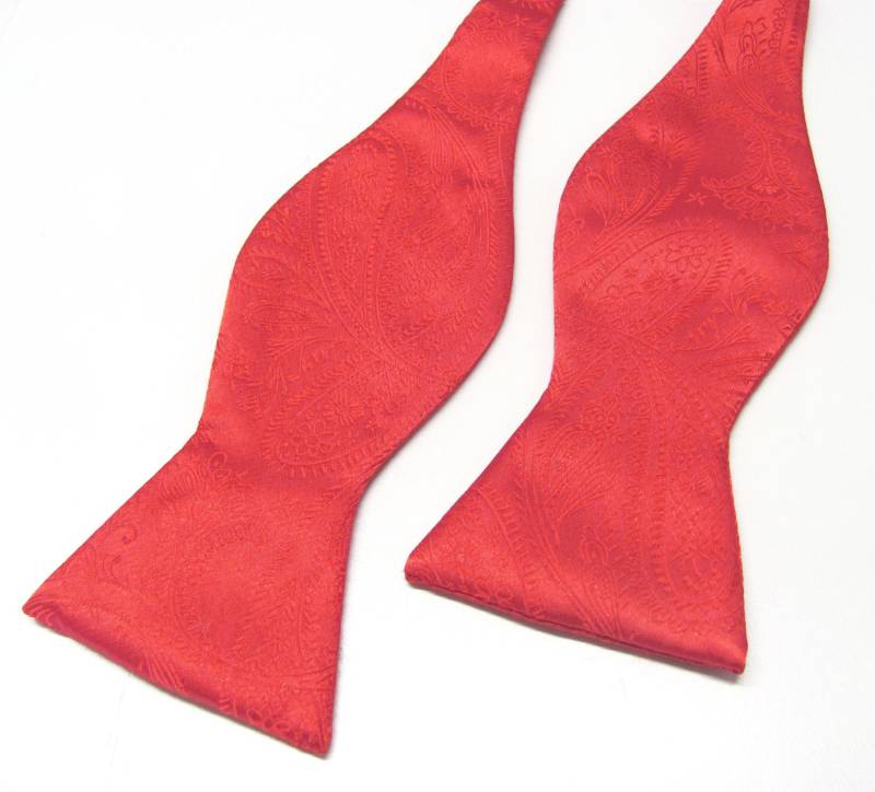 Freien Stil Herrenfliege. Rote Paisley Selbst Binden Fliege Mit Passendem Einstecktuch Option von TieObsessed